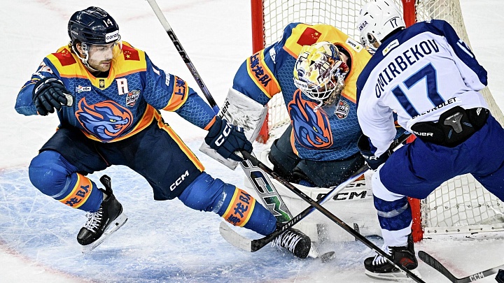 Две мощные драки и прокаты Валиевой: КХЛ вернулась в Китай. Как это было